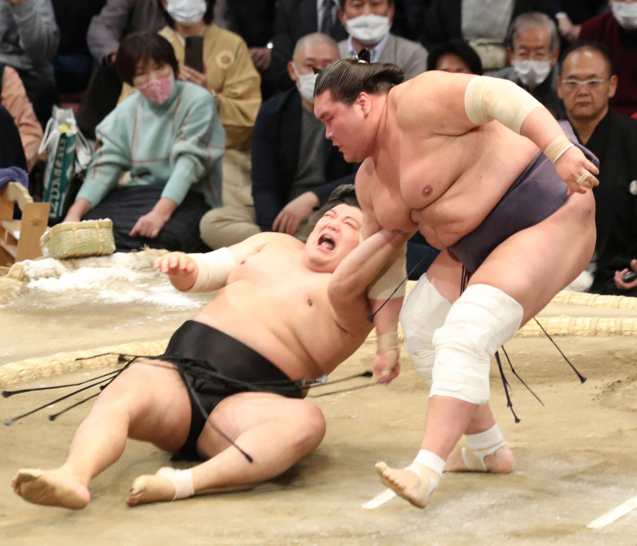 阿炎（左）を押し倒しで破る照ノ富士（撮影・屋方直哉）