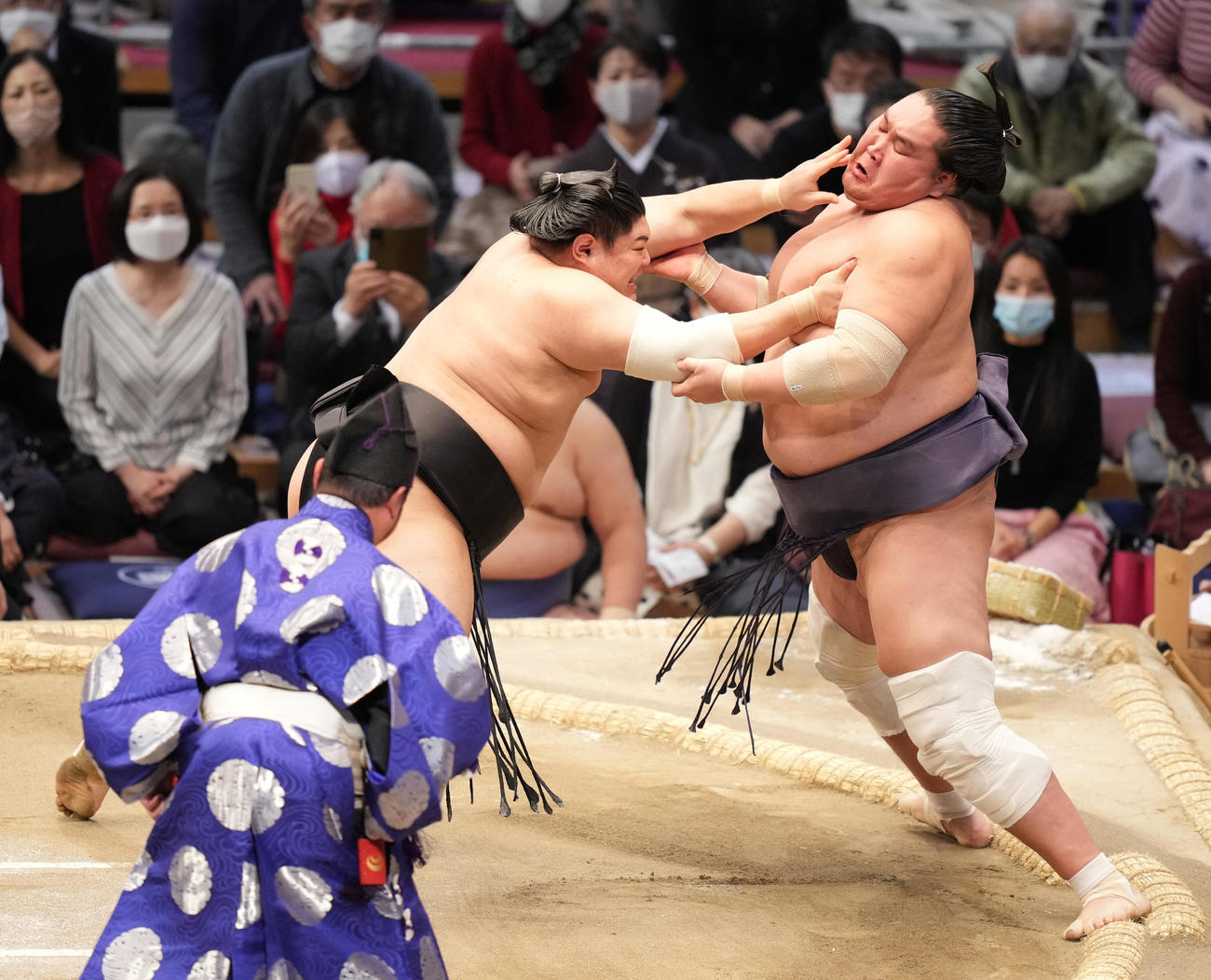 阿炎（左）に照ノ富士は土俵際へ攻め込まれる（撮影・小沢裕）