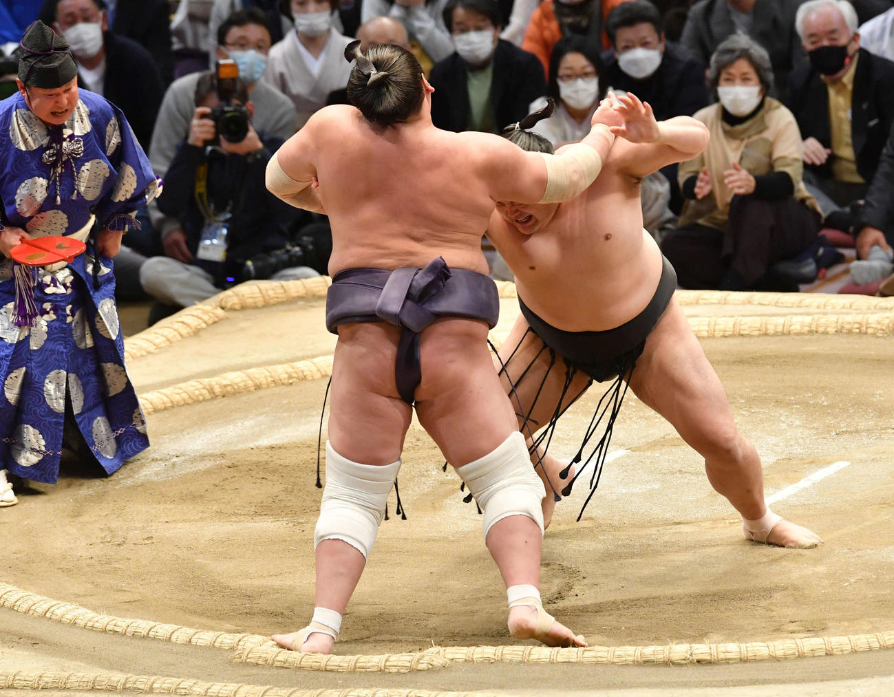 照ノ富士（左）を土俵際まで追い込む阿炎（撮影・岩下翔太）