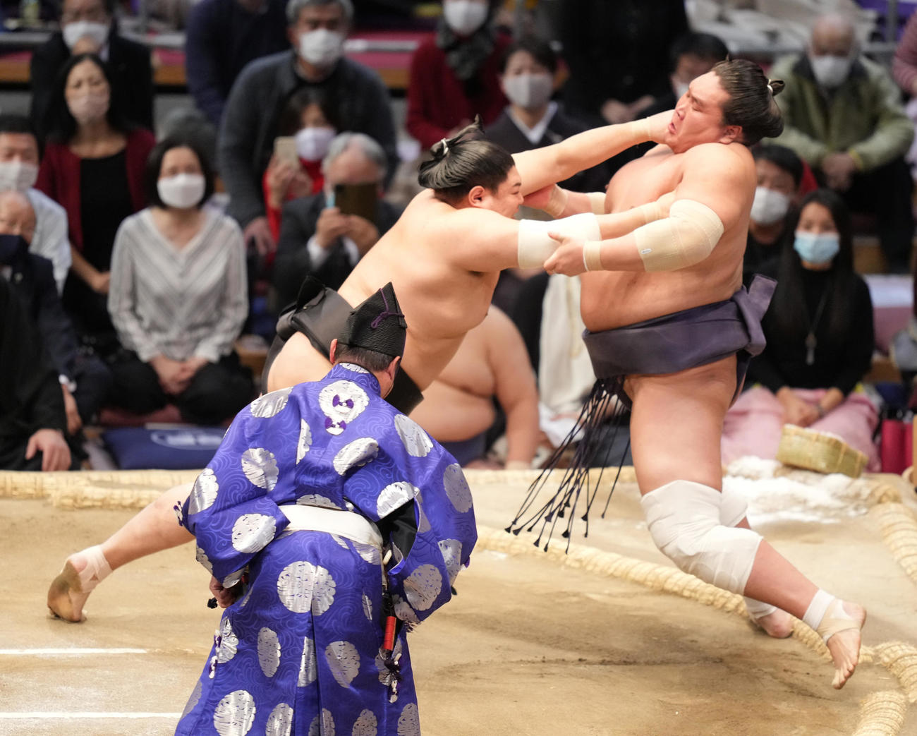 阿炎（左）は照ノ富士を土俵際へ攻め込む（撮影・小沢裕）
