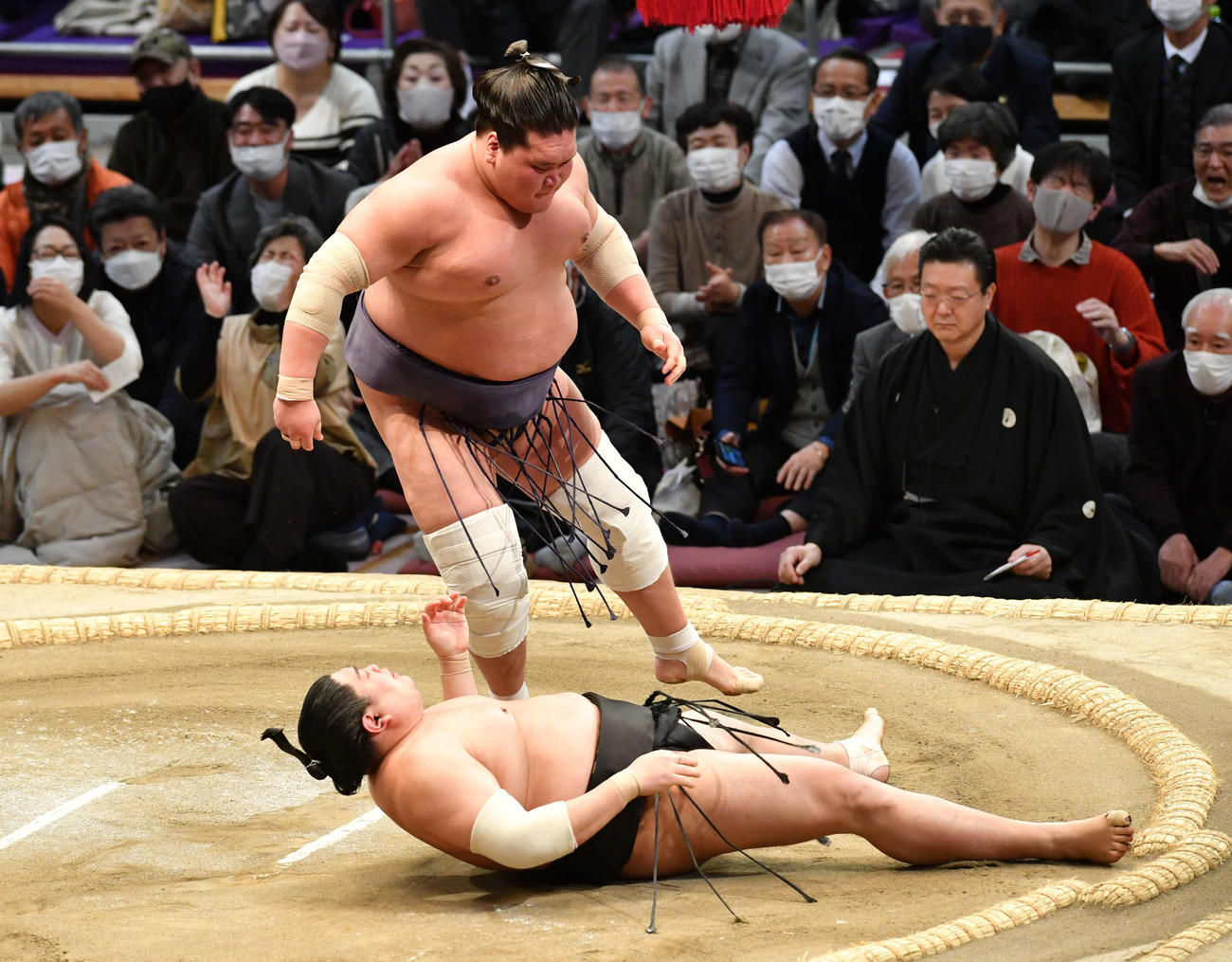 阿炎（手前）を押し倒しで破り、2場所連続優勝を決めた照ノ富士（撮影・岩下翔太）
