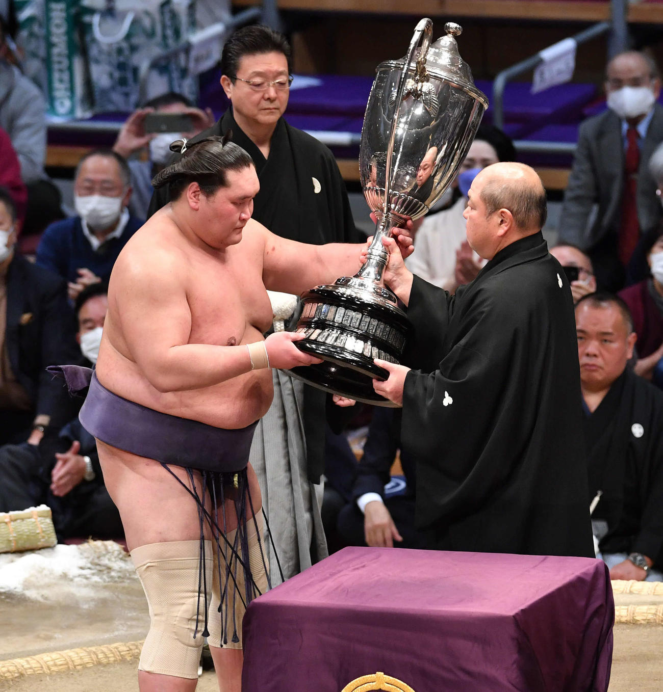 八角理事長（右）から賜杯を授与される照ノ富士（撮影・岩下翔太）