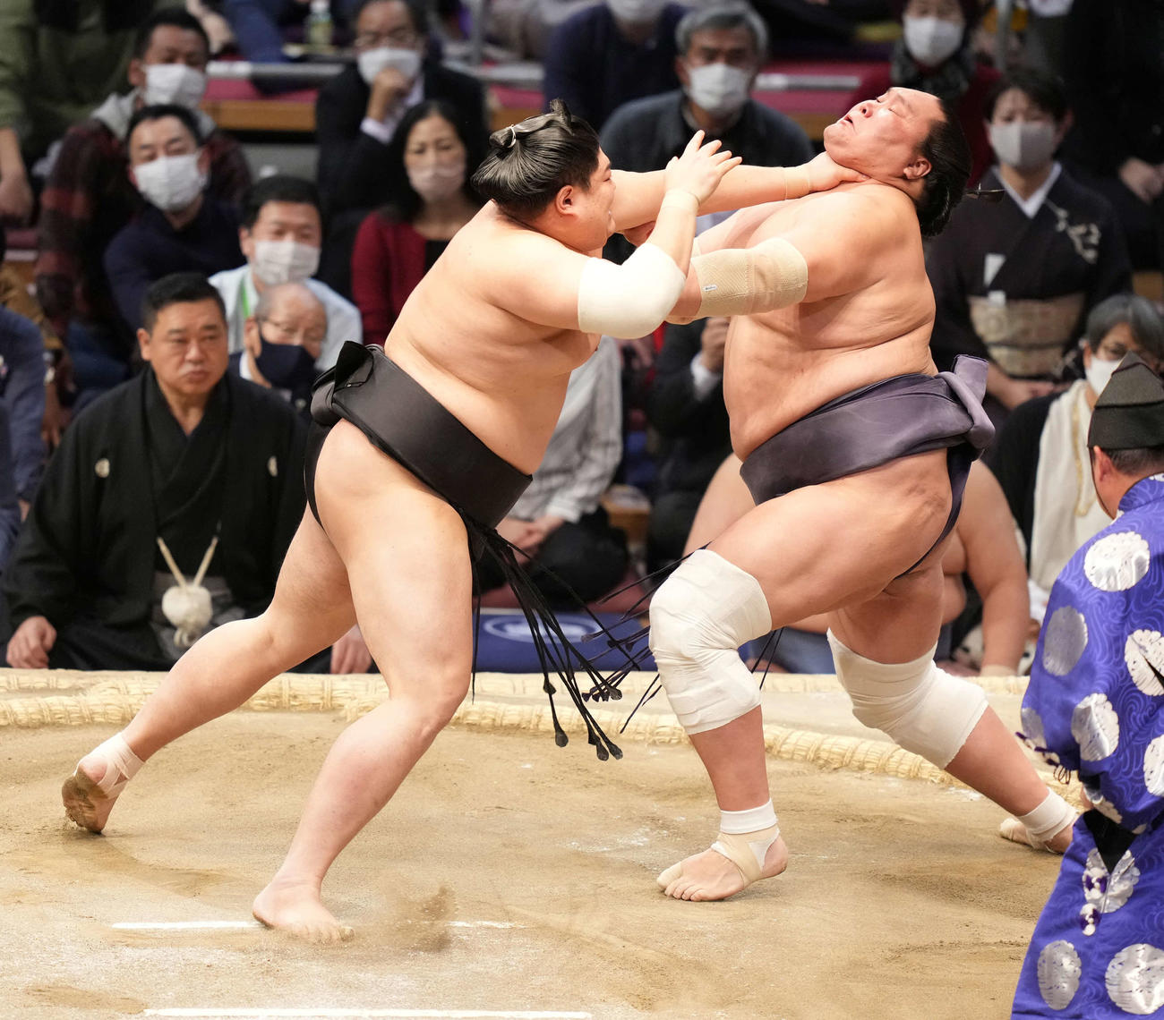 阿炎（左）の攻めを俵にかけた右足でしのぐ照ノ富士（撮影・小沢裕）