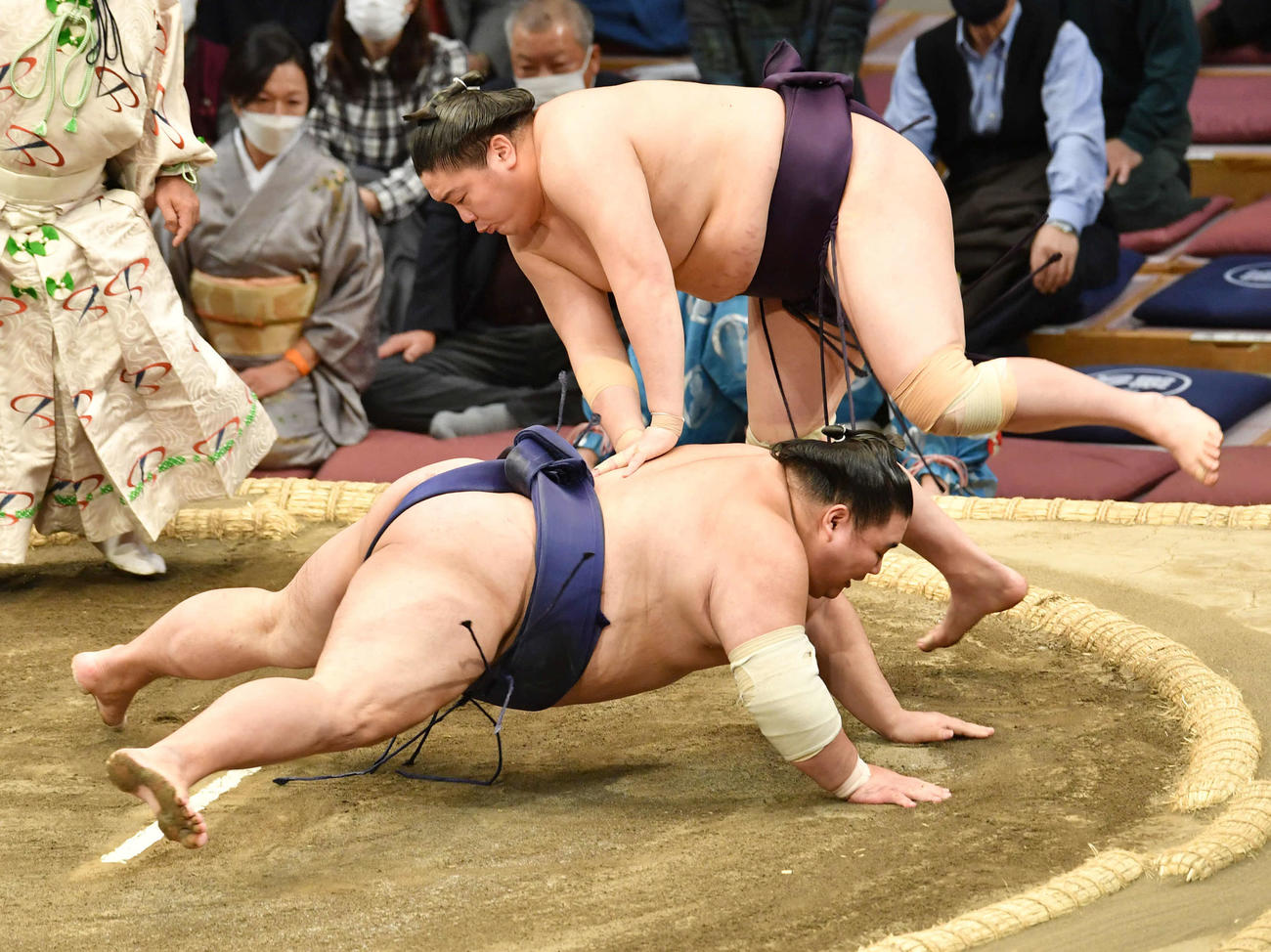 一山本は大翔鵬（下）をはたき込みで破る（撮影・岩下翔太）