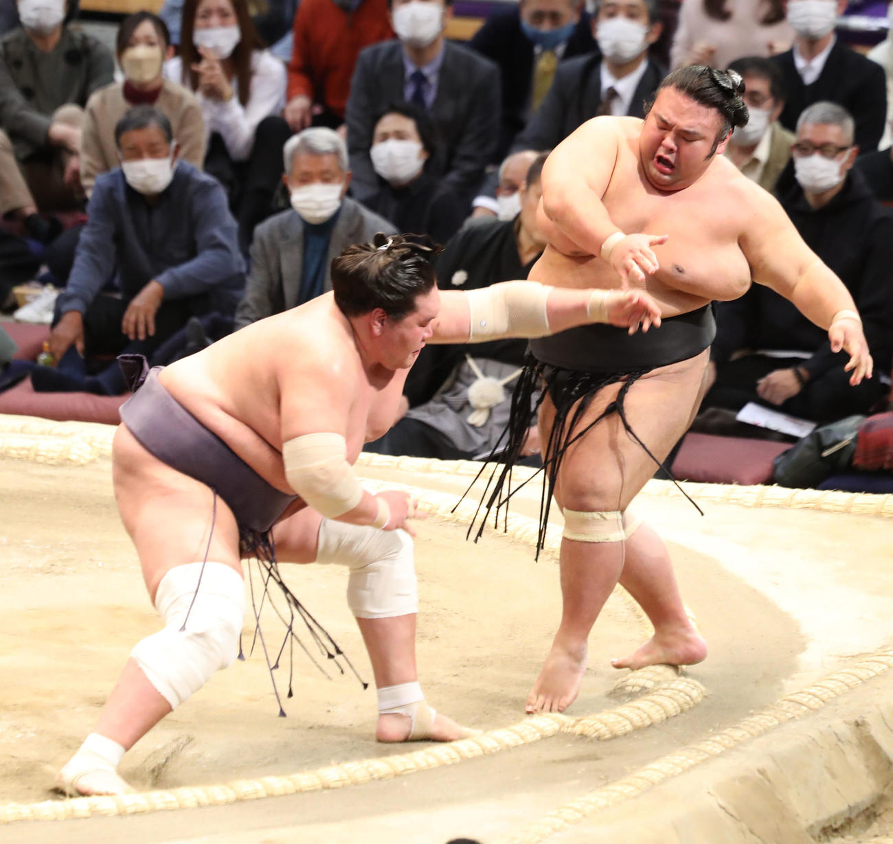 貴景勝（右）を押し出しで破り、全勝優勝を決めた照ノ富士（撮影・屋方直哉）