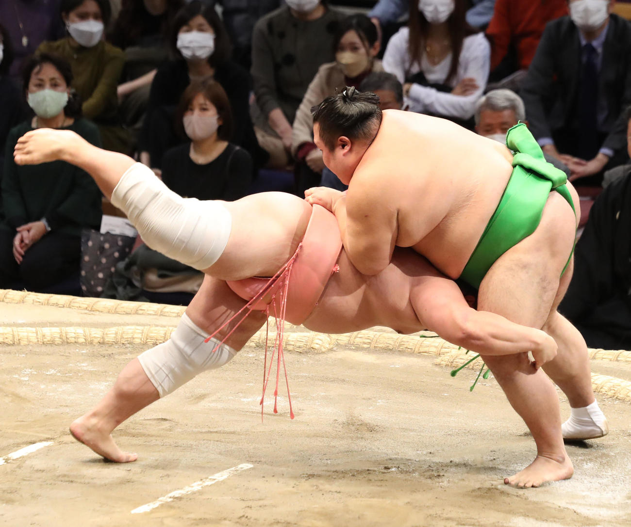 宇良（左）を上手投げで破る千代丸（撮影・屋方直哉）