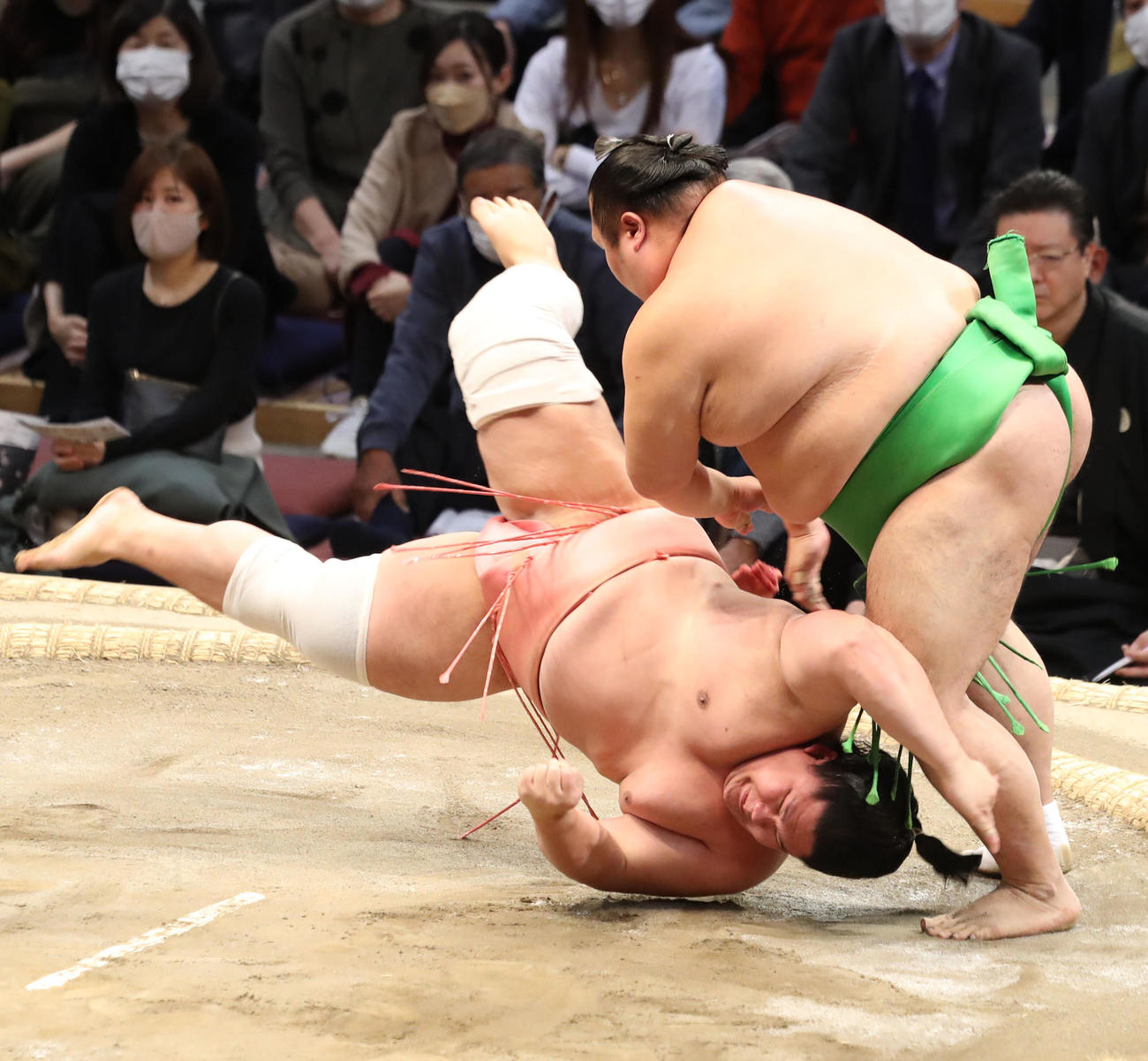 宇良（左）を上手投げで破る千代丸（撮影・屋方直哉）