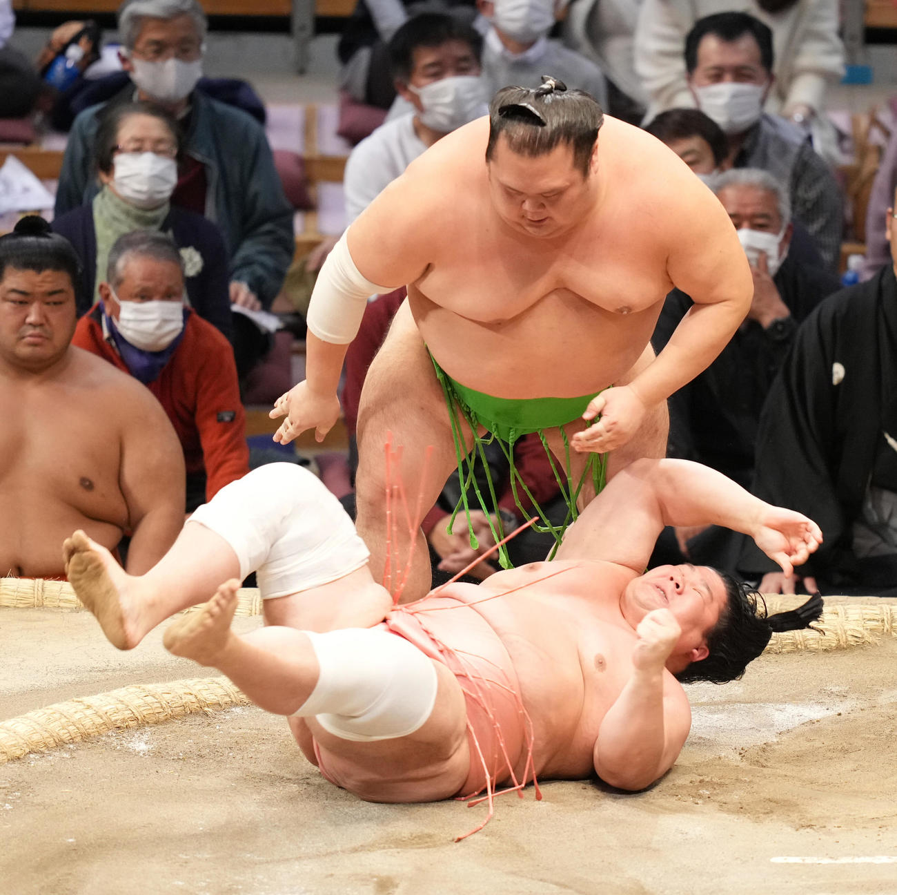 宇良（下）は千代丸に上手投げで敗れる（撮影・小沢裕）
