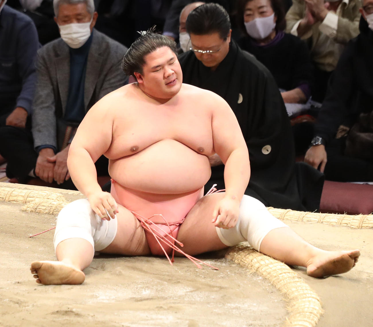 千代丸に上手投げで敗れる宇良（撮影・屋方直哉）