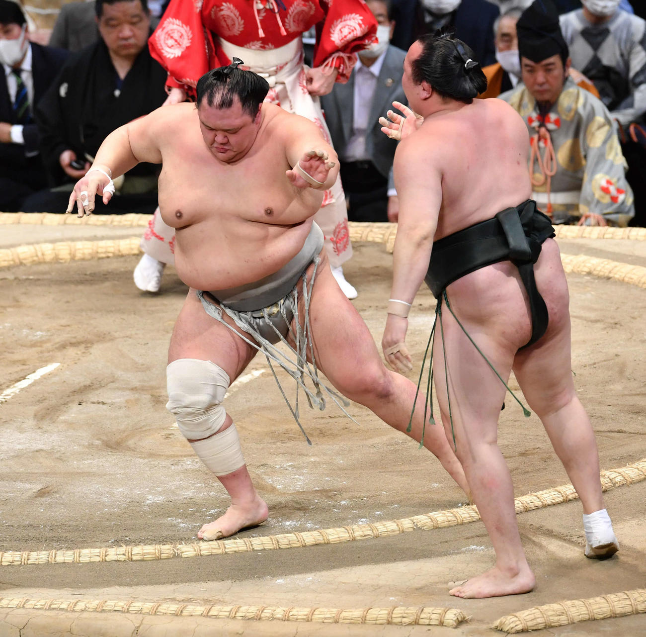 北勝富士は千代翔馬（右）を寄り切りで破る（撮影・岩下翔太）