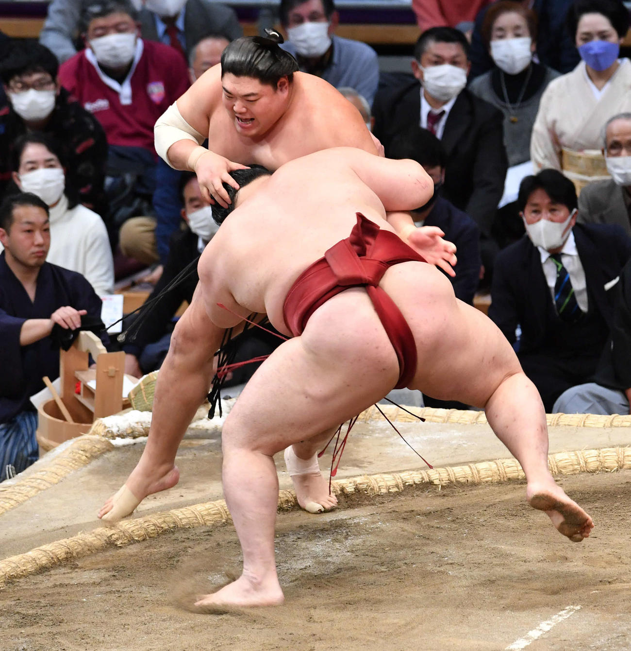 隆の勝は阿炎（奥）を押し出しで破る（撮影・岩下翔太）