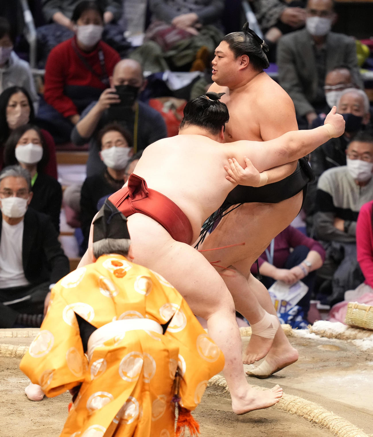 阿炎（右）は隆の勝に押し出しで敗れる（撮影・小沢裕）