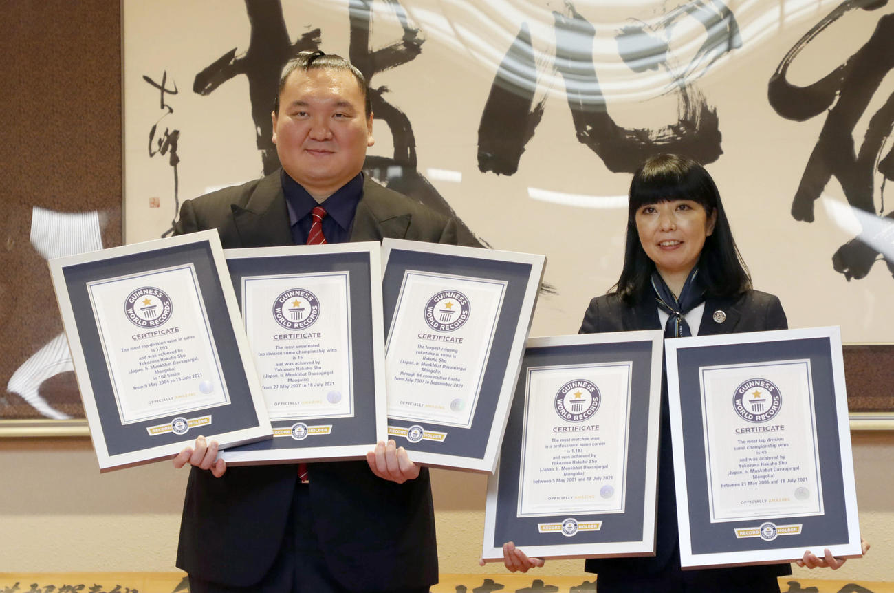 今季達成した5つのギネス世界記録の公式認定証をギネスワールドレコーズジャパンの石川代表（右）から贈呈される元横綱白鵬の間垣親方