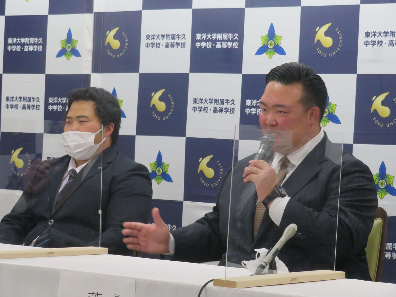 茨城・東洋大牛久高で荒磯部屋入門会見を行う同校3年の花房海（左）と、花房の魅力を語る荒磯親方（撮影・佐藤礼征）
