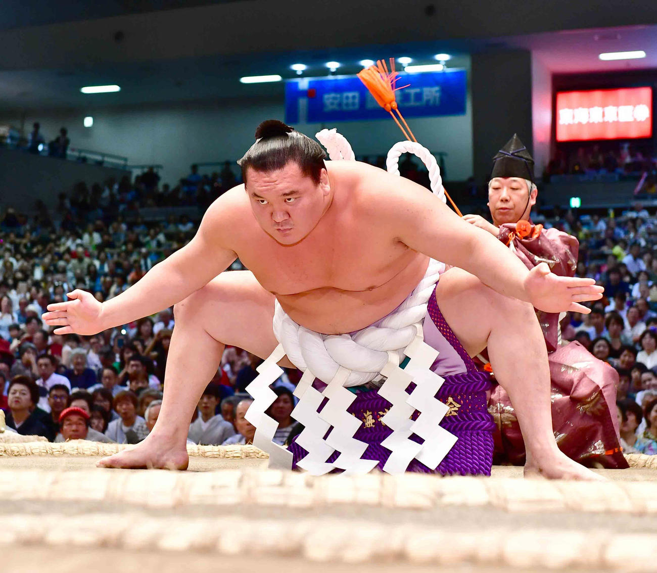 19年7月、名古屋場所で土俵入りする白鵬