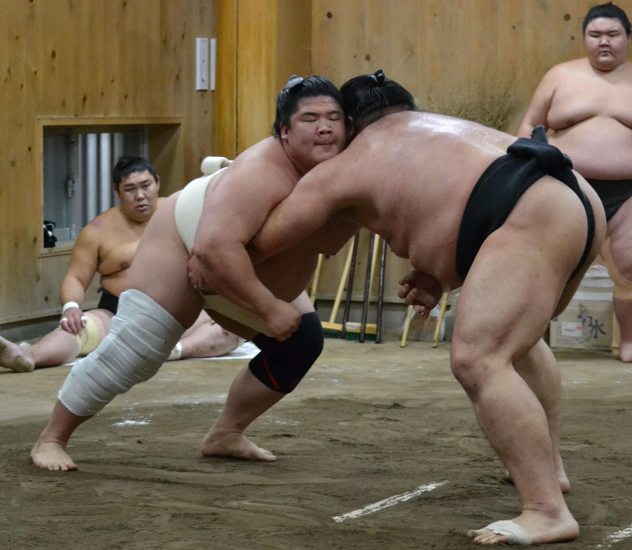 若い衆を相手に稽古する宇良（左）（代表撮影）
