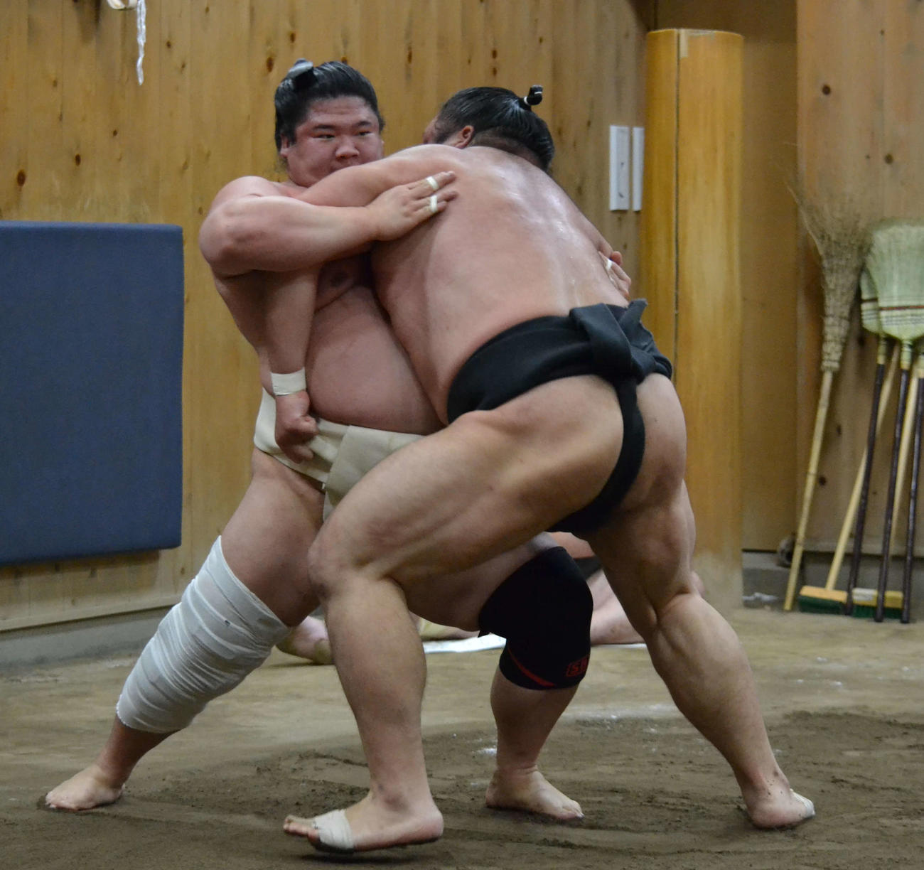若い衆を相手に稽古する宇良（左）（代表撮影）