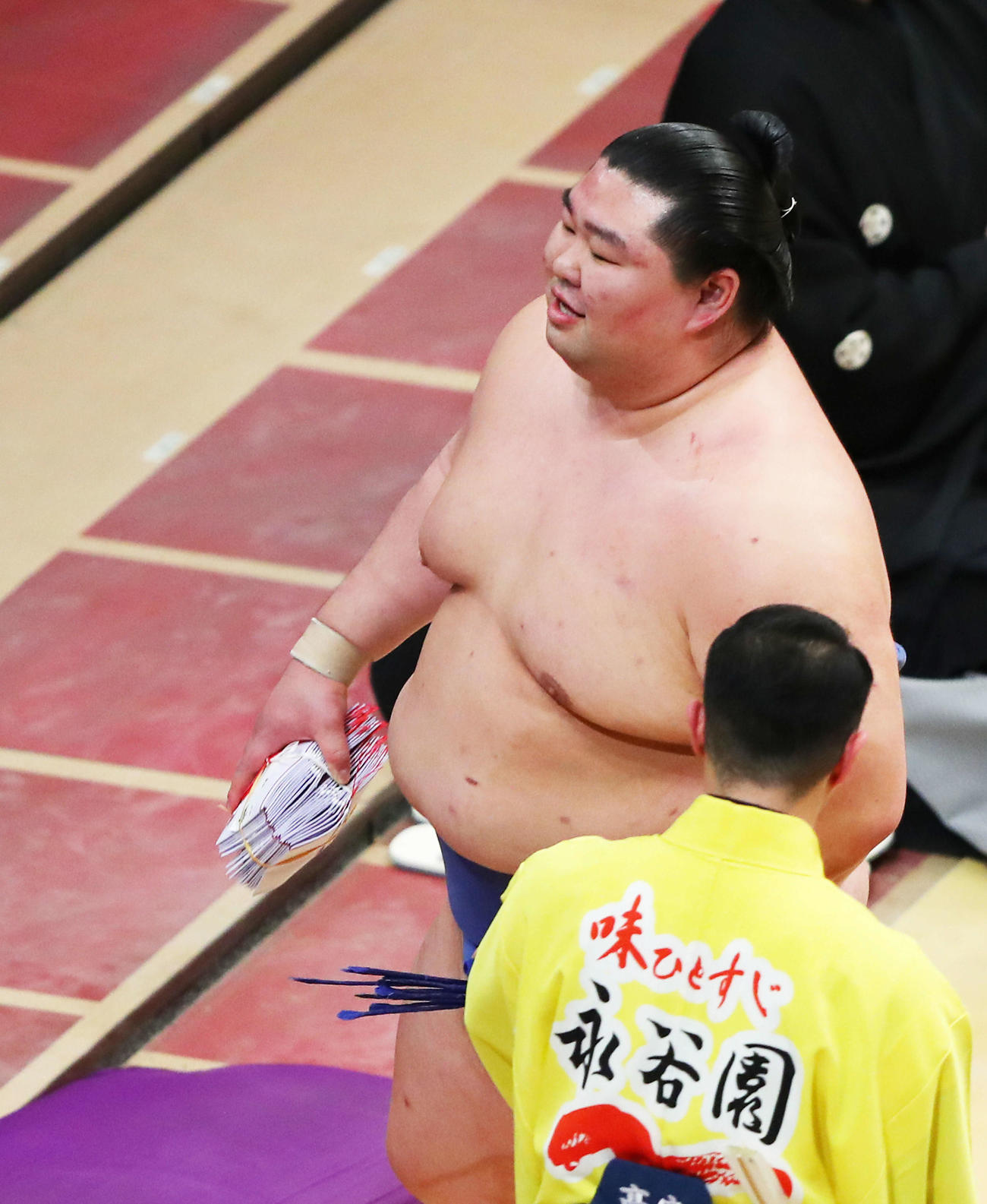 1月、初場所10日目で遠藤を突き落としで破り、懸賞金の束を手に笑顔で土俵から引き揚げる大関正代