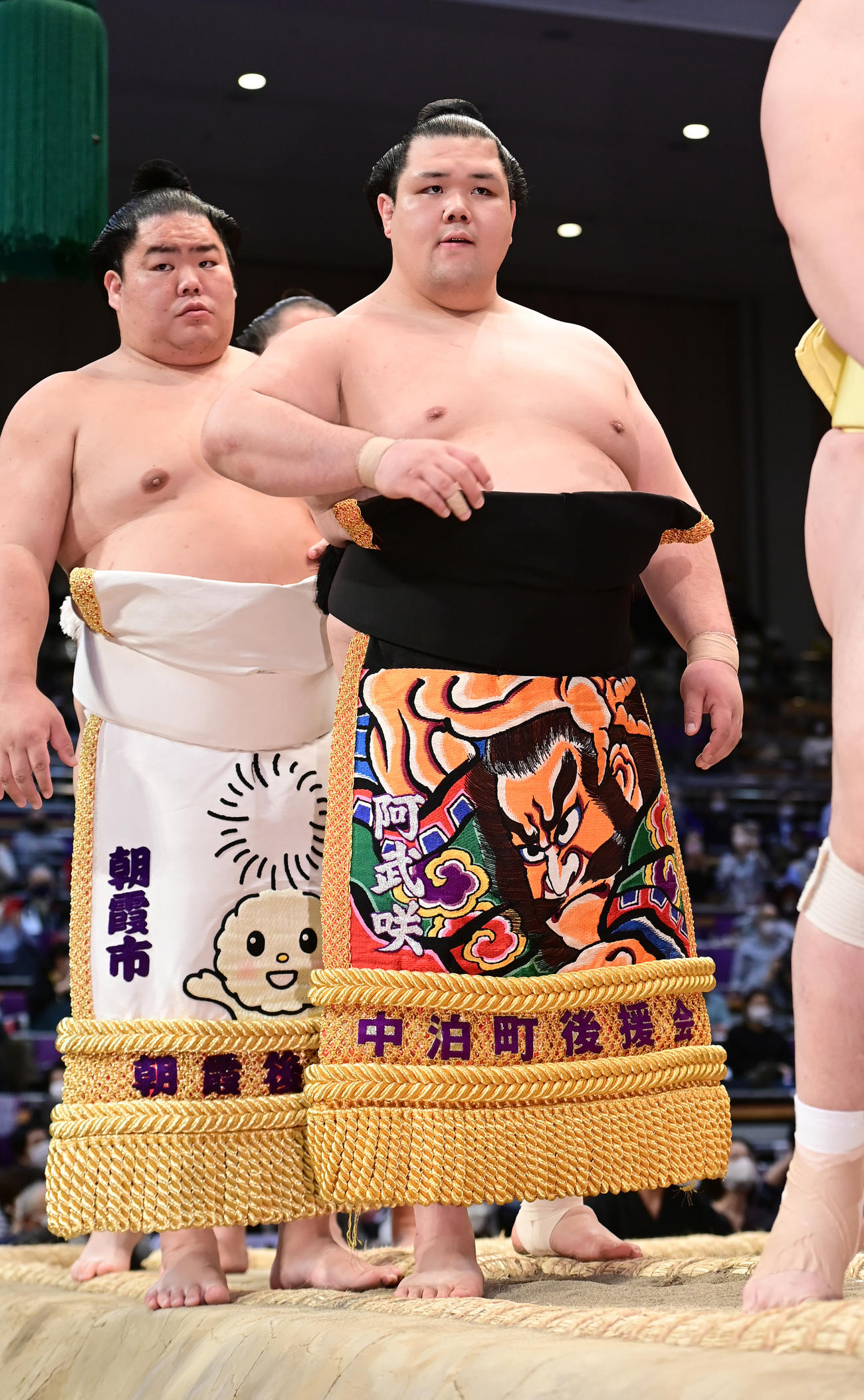九州場所13日目、幕内土俵入りに臨む阿武咲
