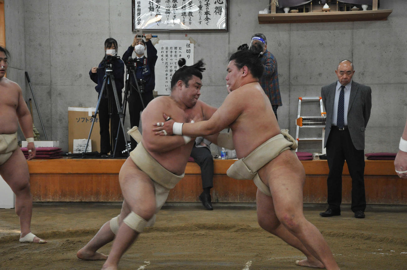 申し合い稽古で相撲を取る霧馬山（左）と豊昇龍