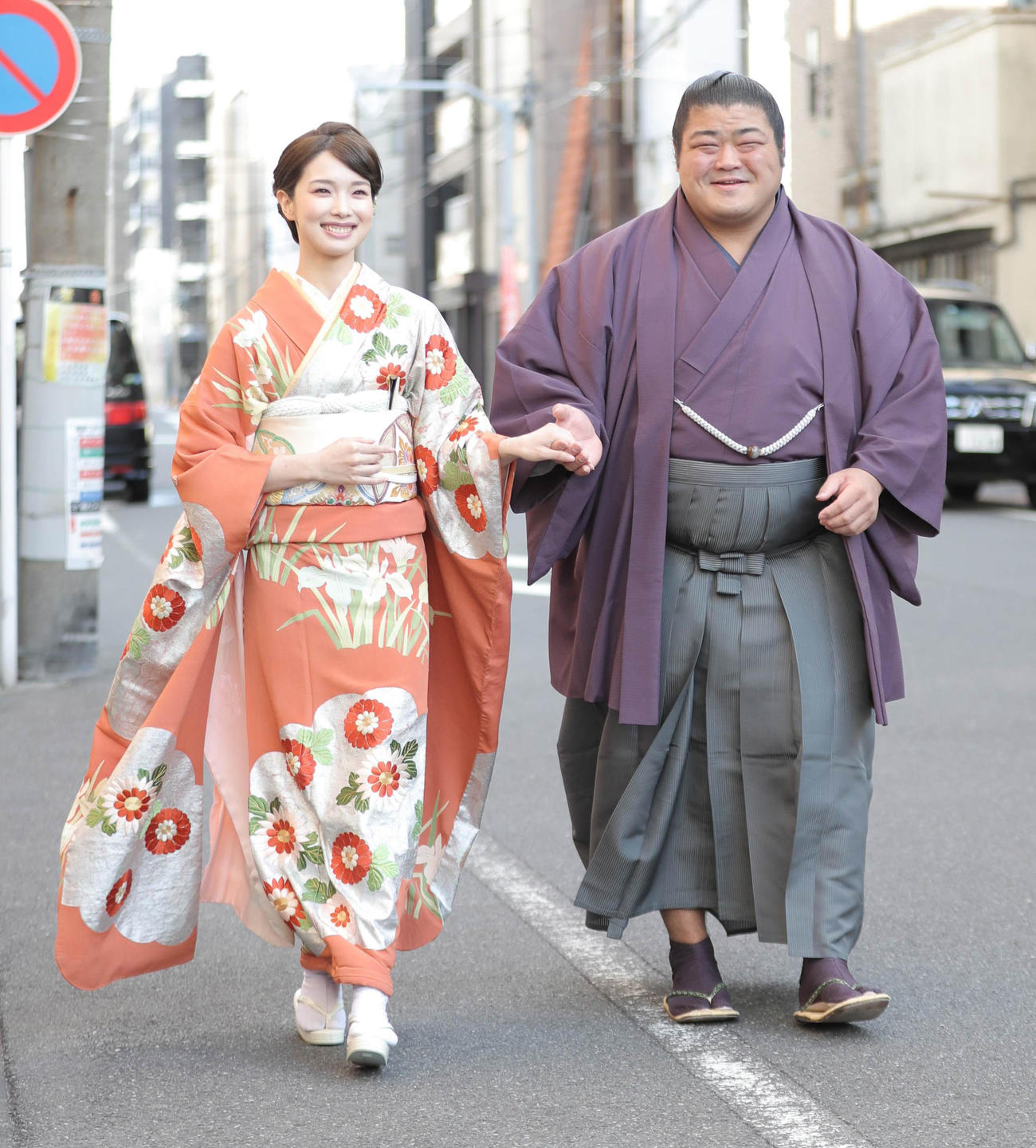 婚約会見を終え、手をつないで歩く志摩ノ海と婚約者の福薗清香さん（代表撮影）