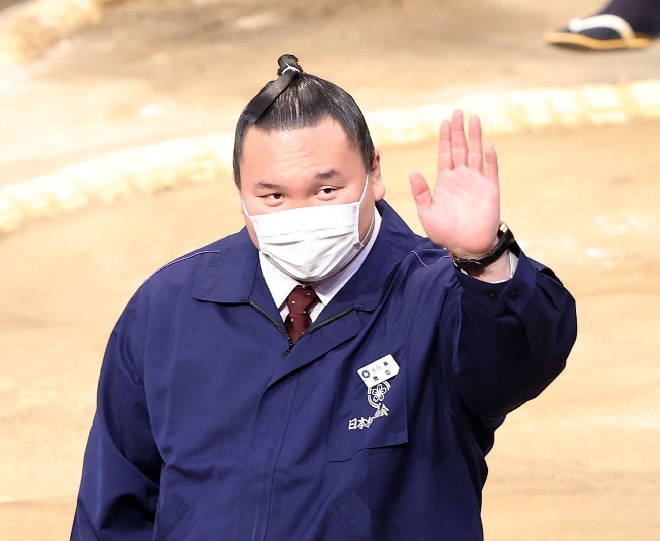 九州場所で客に手を振る間垣親方（元横綱白鵬）（2021年11月16日撮影）