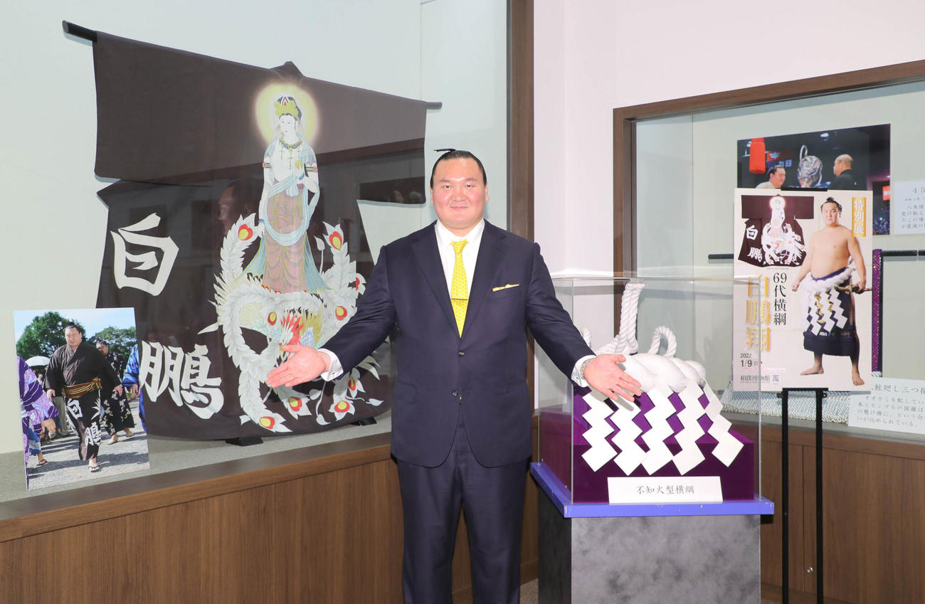 来年初場所から相撲博物館で開催される「69代横綱白鵬翔」特別展の報道陣向け内覧会に出席した間垣親方（代表撮影）