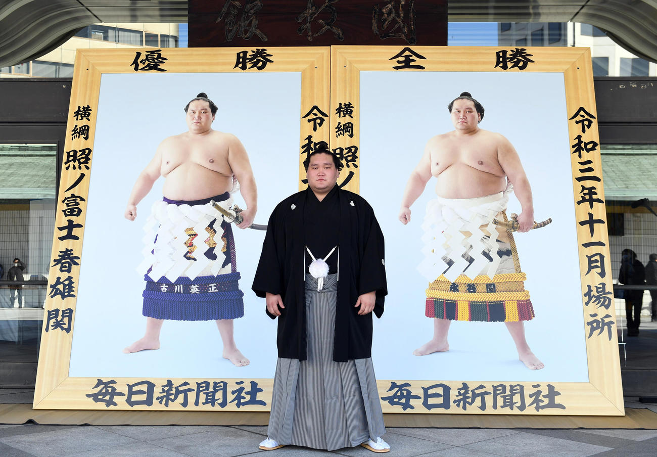贈呈された優勝額の前に立つ横綱照ノ富士(代表撮影)