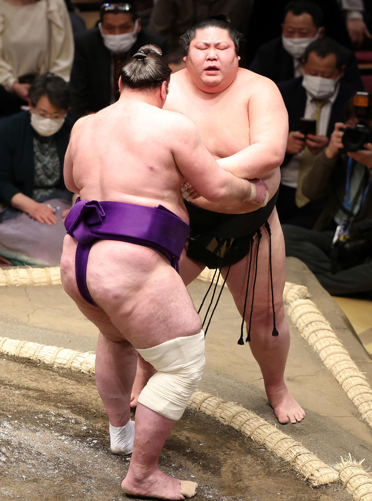 剣翔（右）を寄り切りで破る栃ノ心（撮影・鈴木正人）