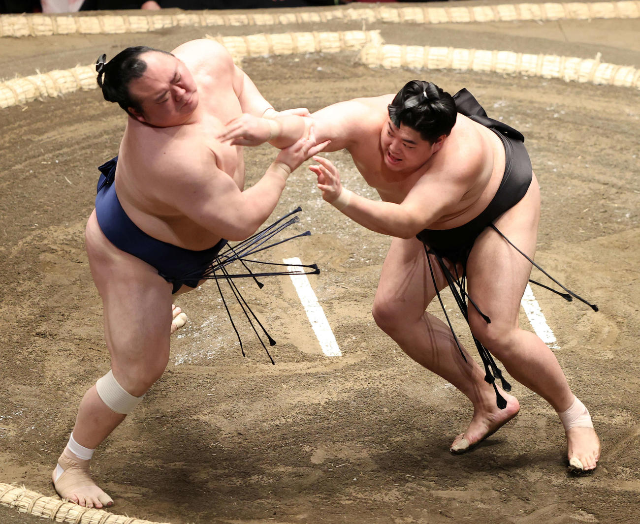 宝富士（左）を攻める阿炎（撮影・鈴木正人）