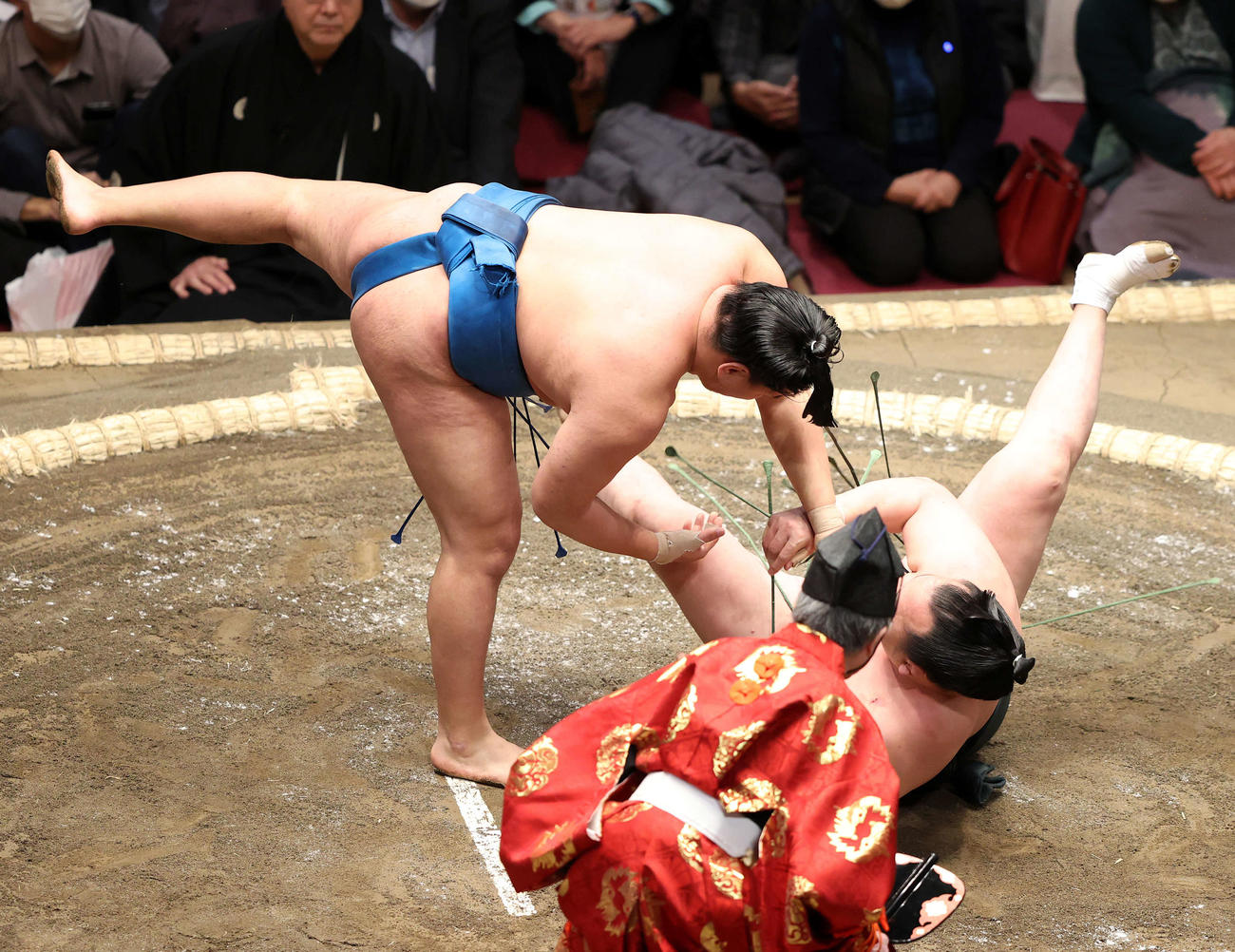 千代翔馬（右）を外掛けで破る豊昇龍（撮影・鈴木正人）