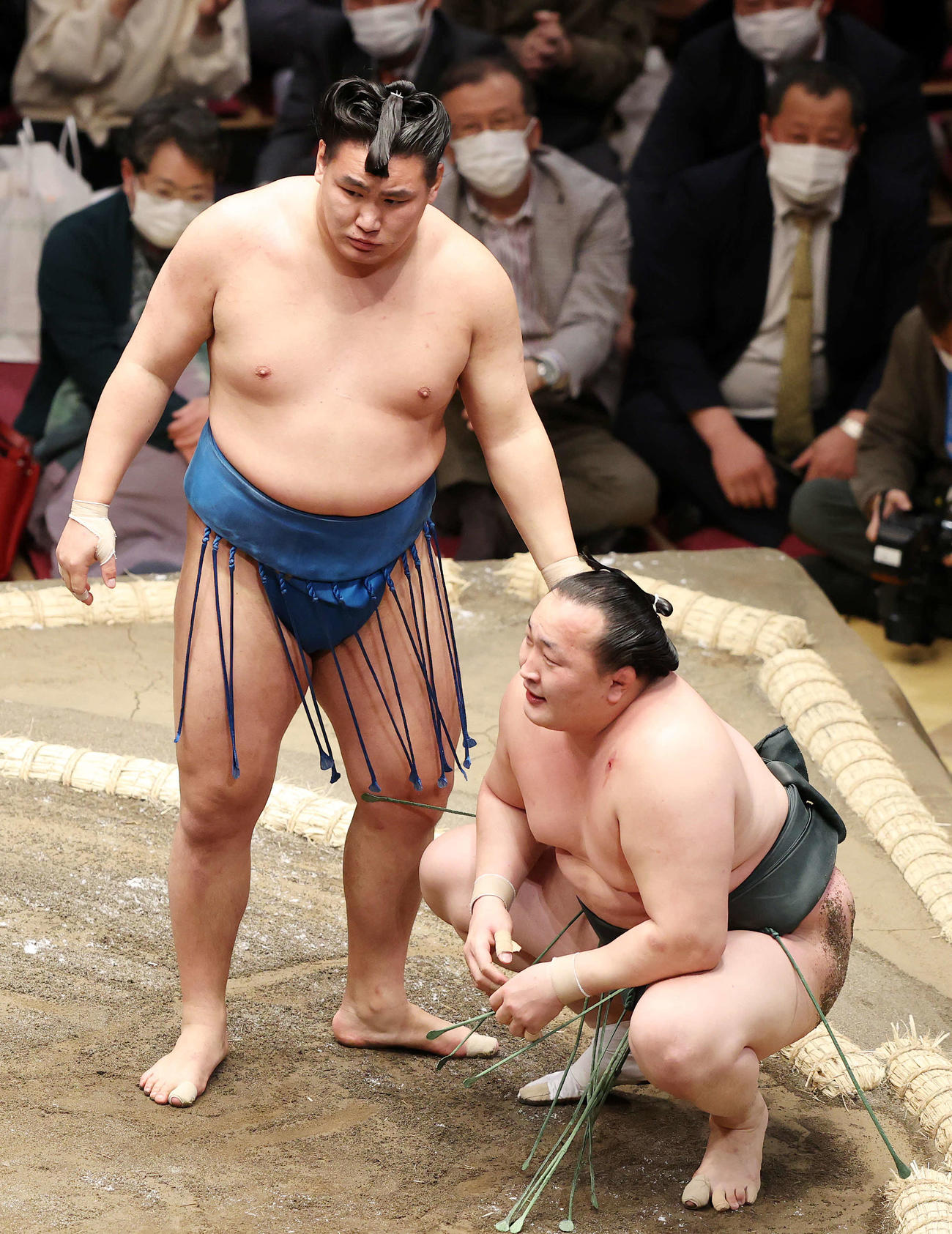 千代翔馬（右）を外掛けで破った豊昇龍（撮影・鈴木正人）