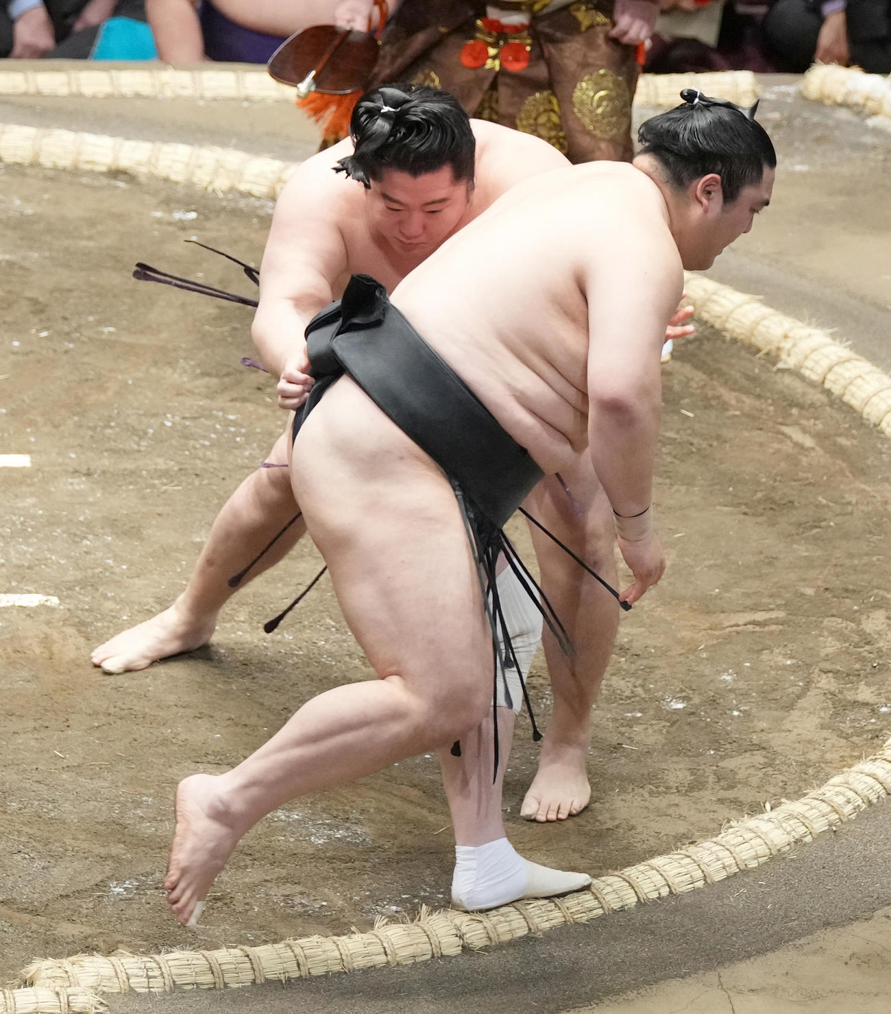 遠藤（左）は隠岐の海を送り出しで破る（撮影・小沢裕）