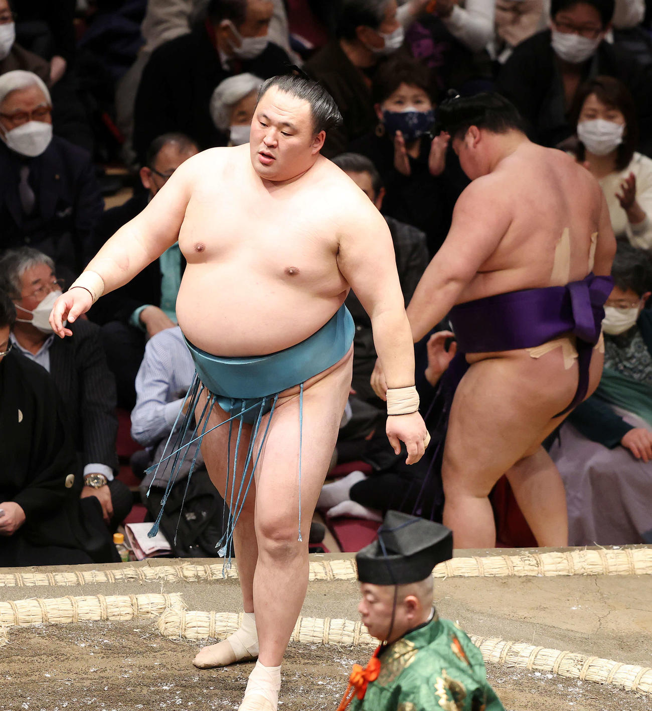 明生（右）を押し出しで破った玉鷲（撮影・鈴木正人）