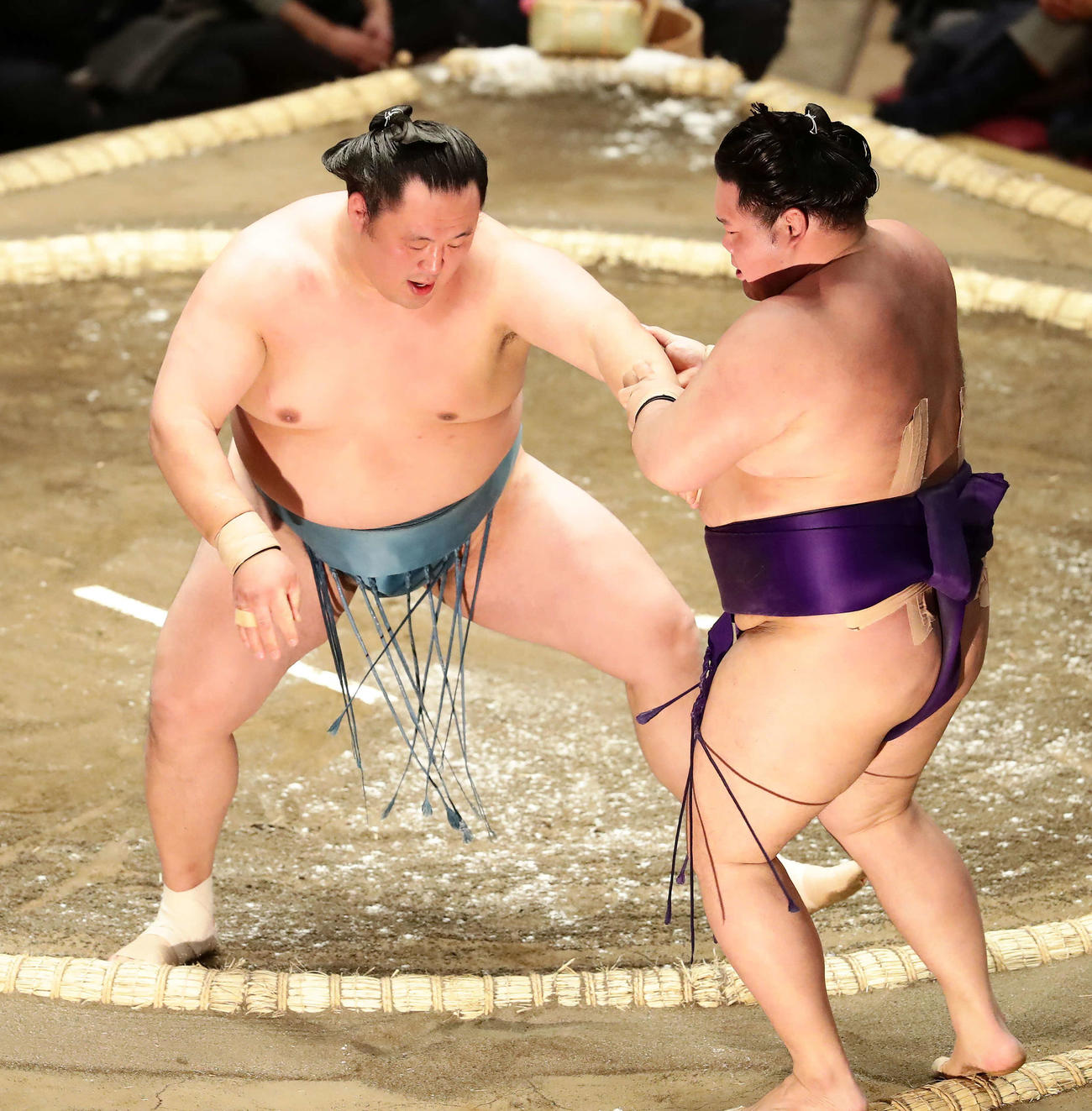 明生を押し出しで破った玉鷲（撮影・丹羽敏通）