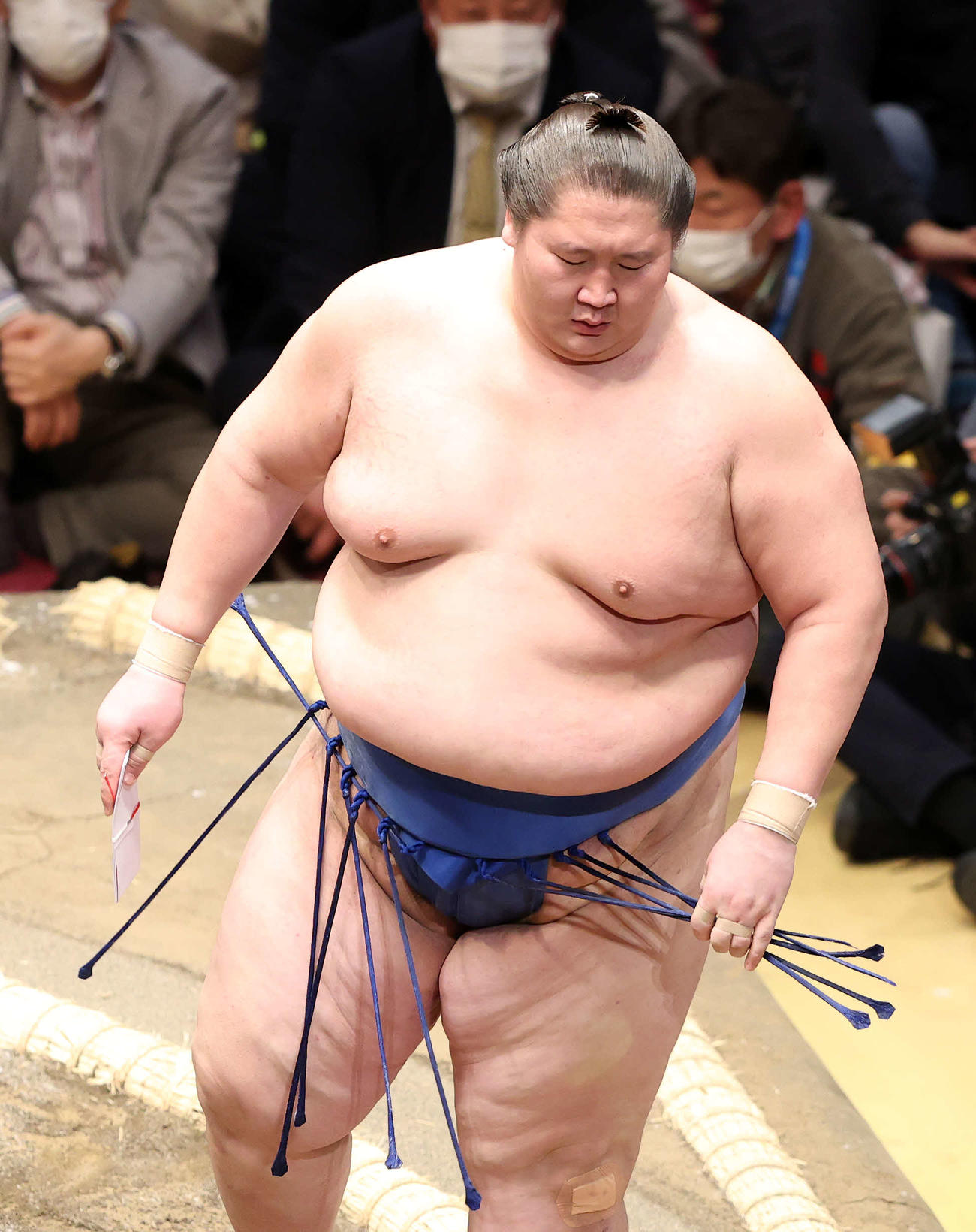 懸賞金を手に土俵を引き揚げる逸ノ城（撮影・鈴木正人）