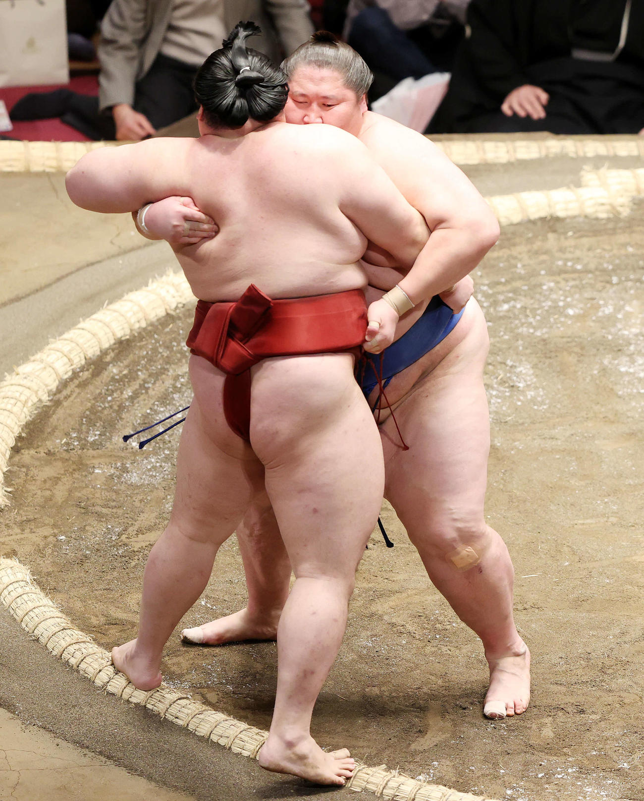 隆の勝（手前）を寄り切りで破る逸ノ城（撮影・鈴木正人）