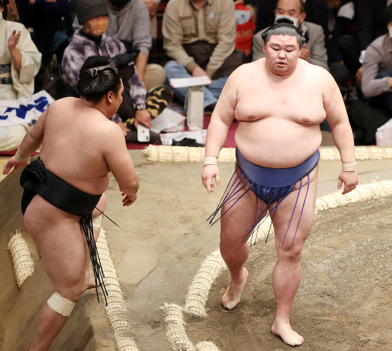 霧馬山（左）を小手投げで破った正代（撮影・鈴木正人）