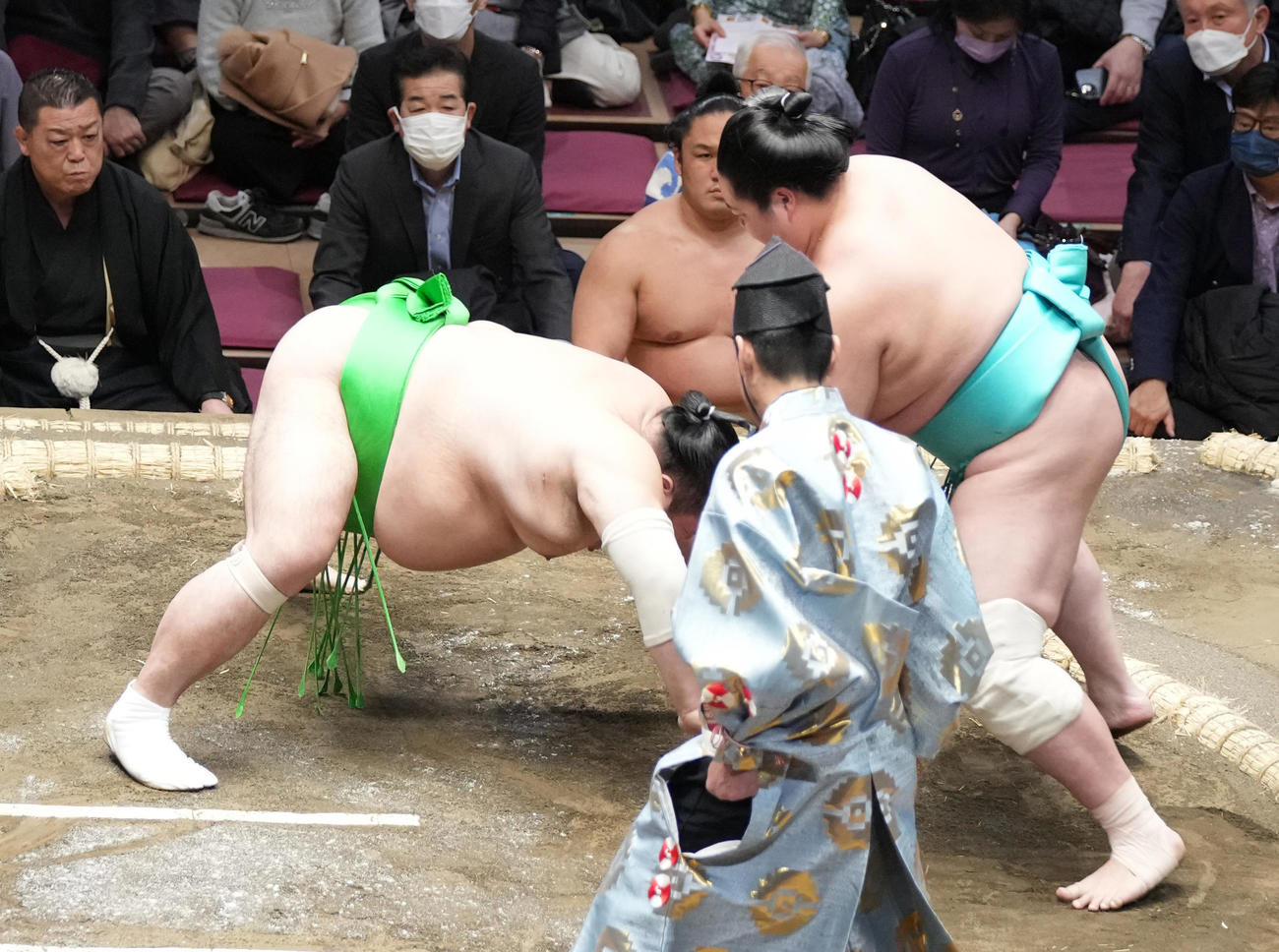 琴ノ若（右）は引き落としで千代丸を破る（撮影・小沢裕）