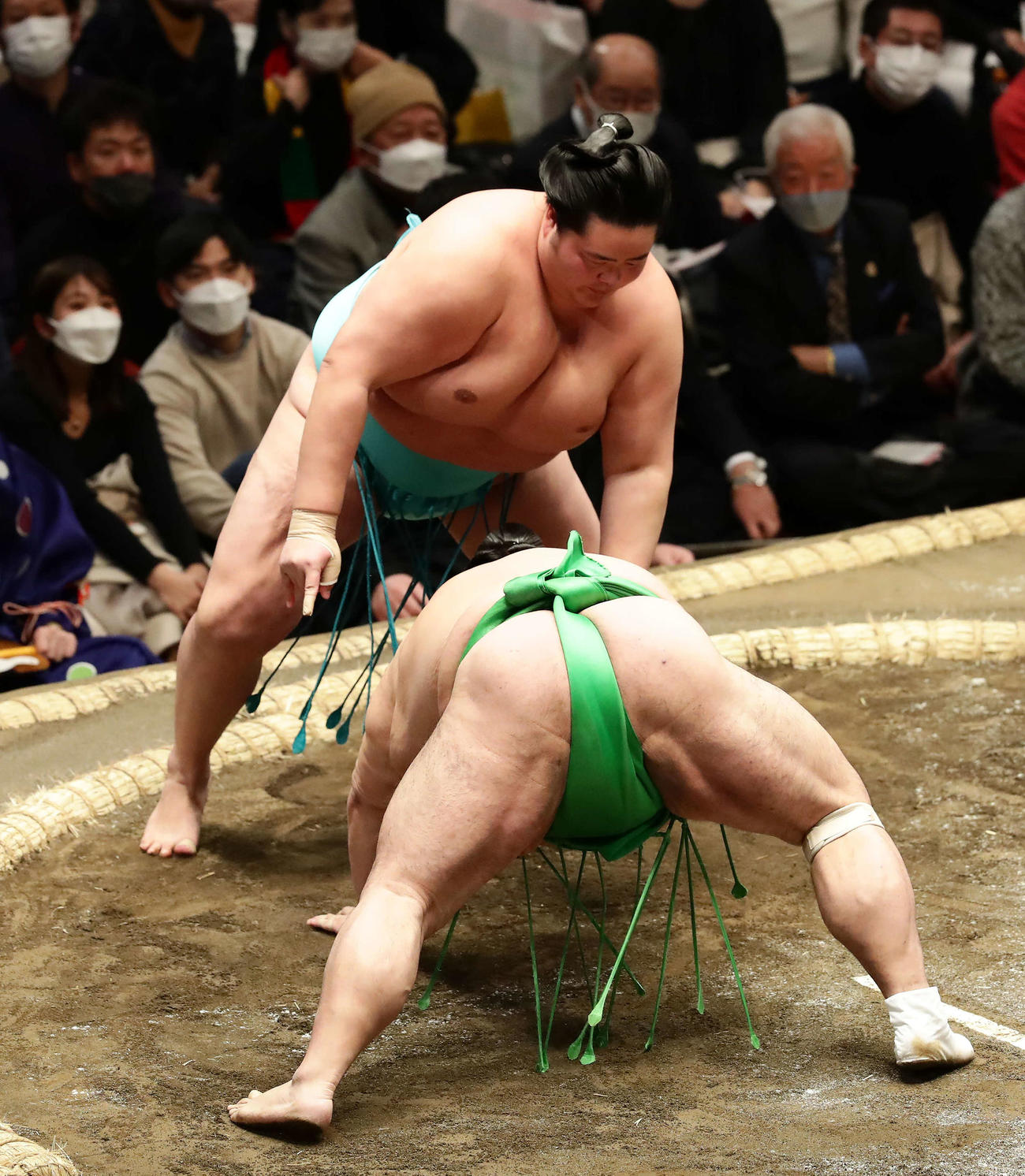 千代丸を引き落としで破った琴ノ若（撮影・丹羽敏通）