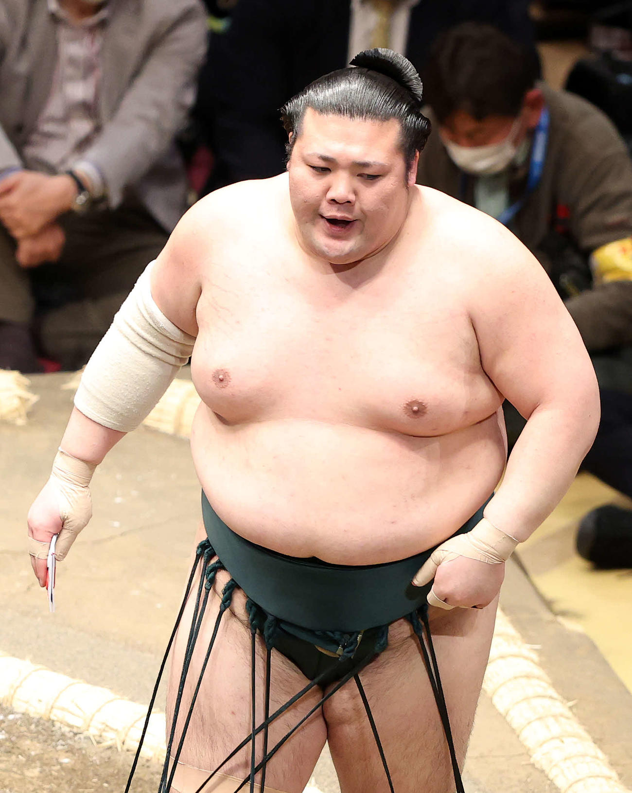 懸賞金を手に土俵を引き揚げる豊山（撮影・鈴木正人）