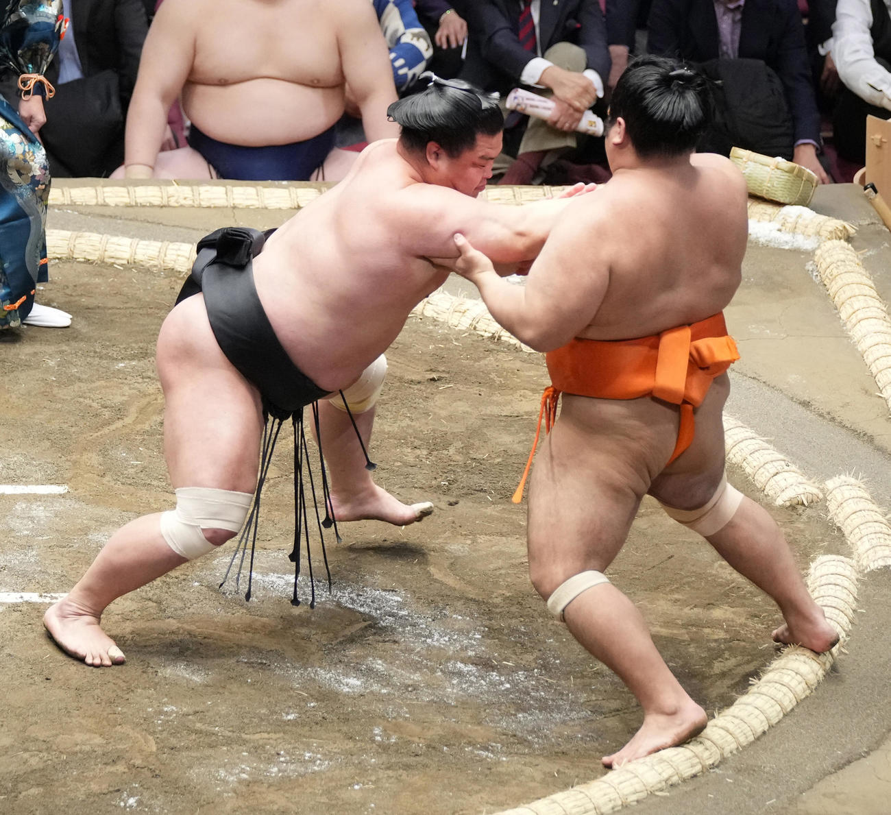 妙義龍（左）は志摩ノ海を押し出しで破る（撮影・小沢裕）