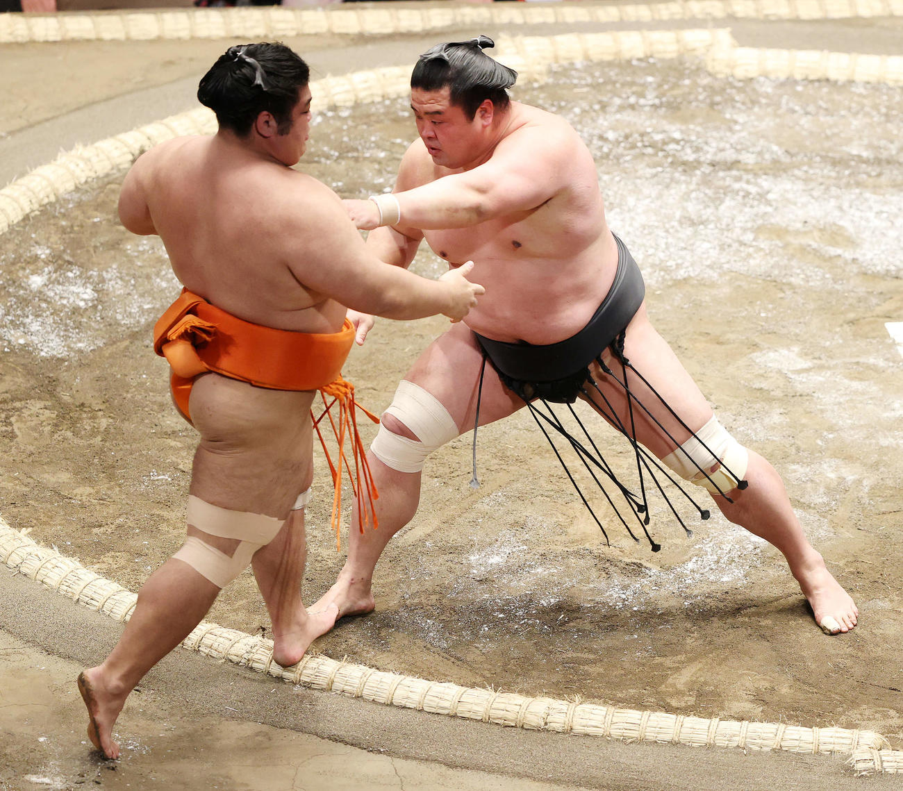 志摩ノ海（左）を押し出しで破る妙義龍（撮影・鈴木正人）