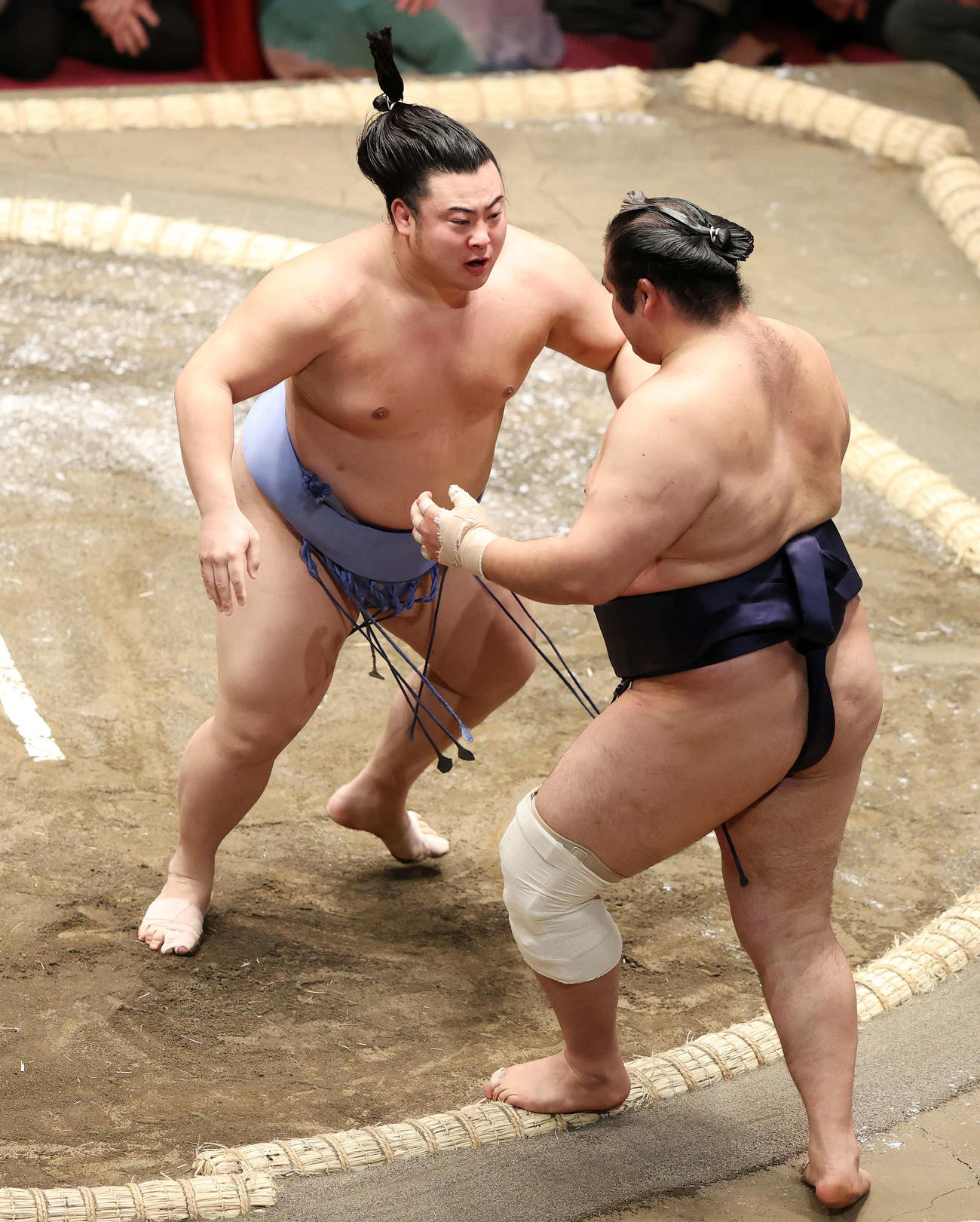 千代の国（右）を寄り切りで破る翔猿（撮影・鈴木正人）