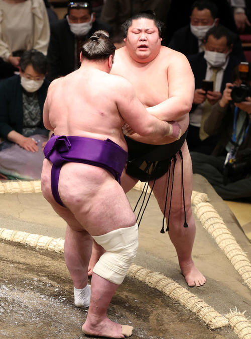 剣翔（右）を寄り切りで破る栃ノ心（撮影・鈴木正人）