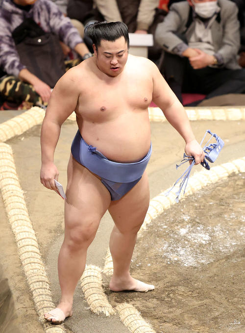 懸賞金を手に土俵を引き揚げる翔猿（撮影・鈴木正人）