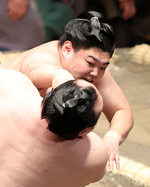 宝富士（手前）を攻める阿炎（撮影・鈴木正人）