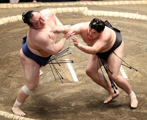 宝富士（左）を攻める阿炎（撮影・鈴木正人）