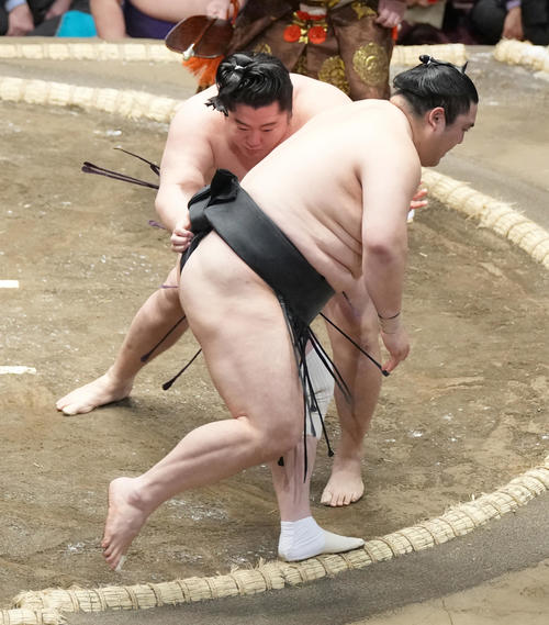 遠藤（左）は隠岐の海を送り出しで破る（撮影・小沢裕）