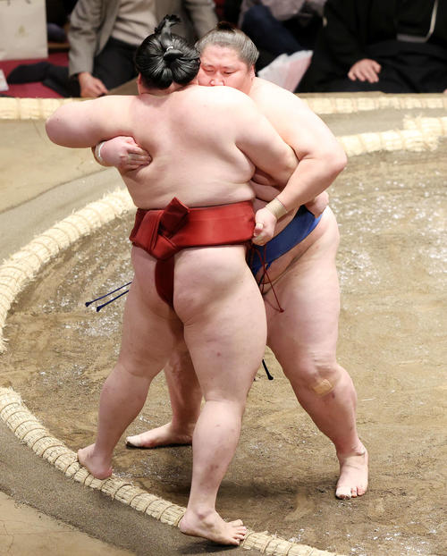 隆の勝（手前）を寄り切りで破る逸ノ城（撮影・鈴木正人）